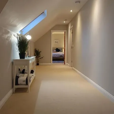 Melroche House * دولين